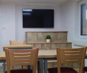 Školicí místnost Přibylova 17 Břeclav - vybavená velkým monitorem