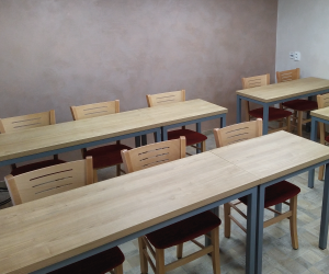 Školicí místnost Přibylova 17 Břeclav - rozmístění stolů do 2 řad za sebou